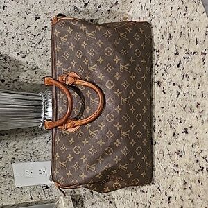 Louis Vuitton Speedy 40 corner rub darken handles zipper tag missing see picture